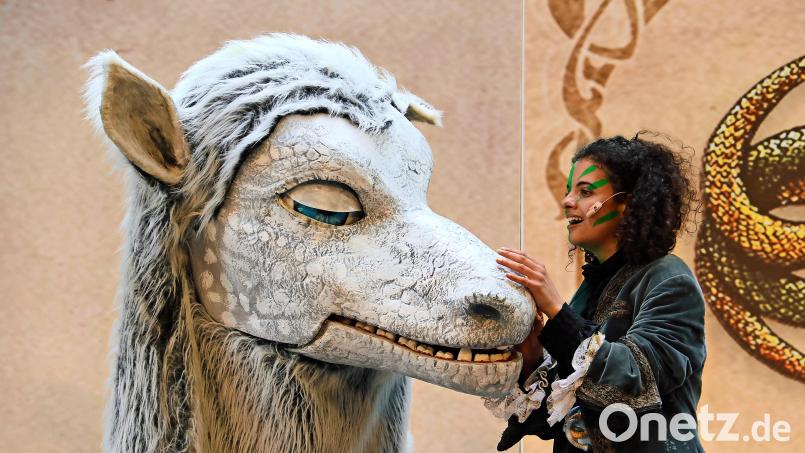 „Die unendliche Geschichte“: Sie finden sich auf einer fantastischen Reise und werden Freunde fürs Leben: Glücksdrache Fuchur (Martin Trippensee) und der junge Held Atréju (Leyla Bischoff). Bild: Andrea Herdegen