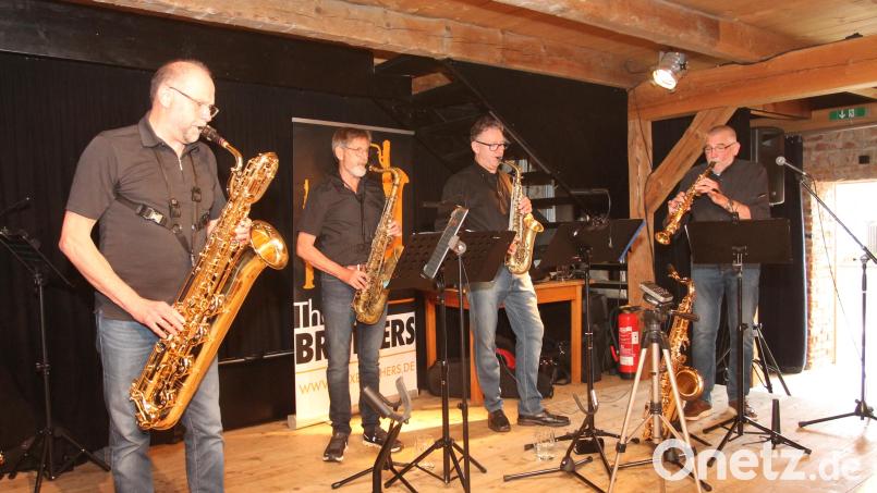Die &quot;Sax-Brothers&quot; erhalten viel Beifall beim musikalischen Frühschoppen des Vereins Hoffnung für Menschen. Bild: pi