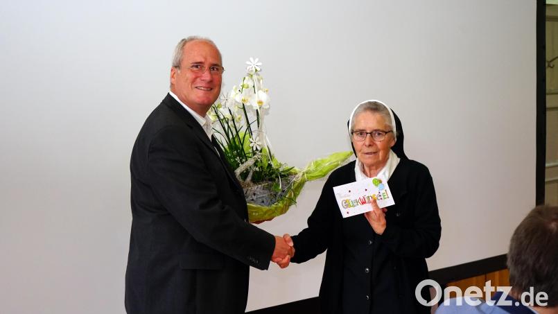 Peter Miltenberger, Gesamtleitung Regens Wagner Michelfeld, gratulierte Sr. Madlen Kolbrand zum 60. Professjubiläum. Bild: Matthias Flierl/exb
