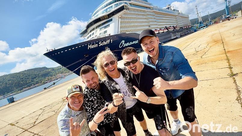 Die Troglauer posieren vor dem Tui-Kreuzfahrtschiff &quot;Mein Schiff 1&quot;, auf dem sie fünf Tage lang mitfuhren und zwei Konzerte gaben. Bild: Daniel Raps/exb