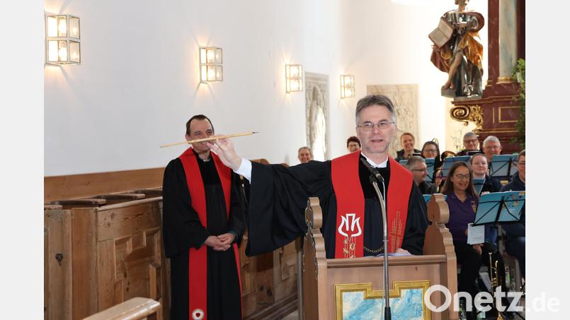 Mit dieser Pfeilhälfte wurde vor 50 jahren die Freundschaft zwischen der Kulmregion mit der Bibelschule von Mwika in Tansania begründet. Missionspfarrer Andreas Ruhs zeigte, dass sie bis heute in Ehren gehalten wird. Bild: rpp