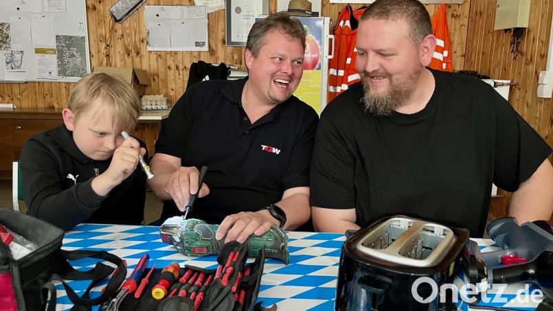 Vom Akkuschrauber bis zum Toaster – Tim Kirner, 11 Jahre, Peter Kirner und Jörg Maier (von links) sind die Helfer im Reparaturcafé und reparieren defekte Geräte. Bild: Gabi Schönberger