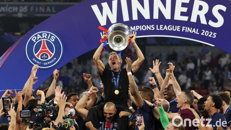 PSG- Trainer Luis Enrique jubelt mit dem Champions-League-Pokal. Bild: Christian Charisius/dpa