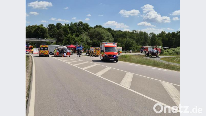 Schwerer Unfall an der B85 bei Schwandorf-Fronberg. Bild: Hösamer