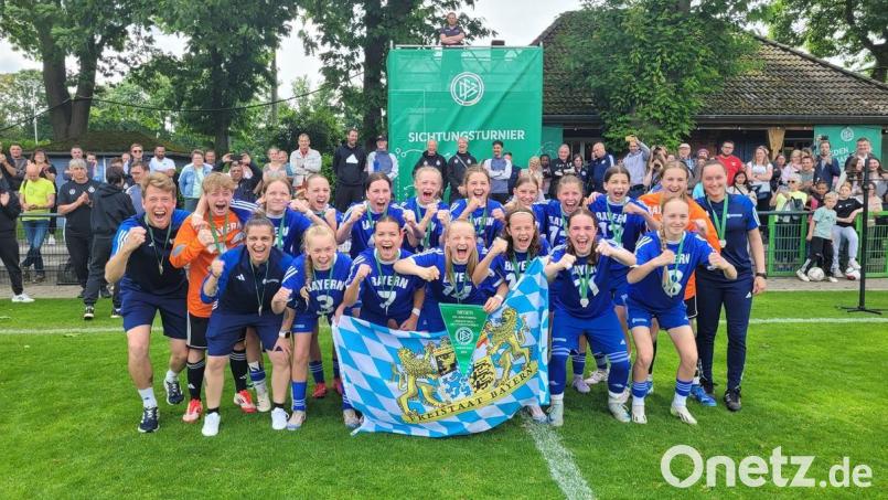 Anna Fischer (hintere Reihe, fünfte von links) feierte gemeinsam mit der U14-Bayernauswahl den Titel beim DFB-Länderpokal. Bild: Bayerischer Fußballverbands