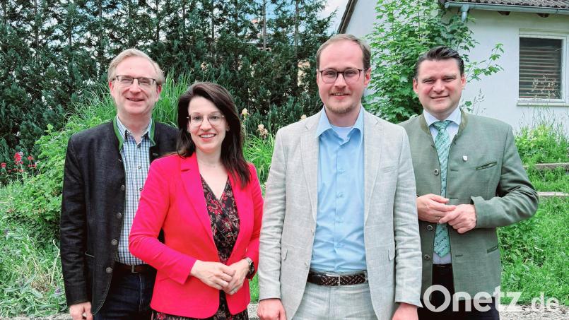 MdL und CSU-Kreisvorsitzender Alexander Flierl (links), die Parlamentarische Staatssekretärin Martina Englhardt–Kopf (2.v.l.) und Landrat Thomas Ebeling (rechts) gratulieren dem neuen CSU-Kreistagsfraktionsvorsitzenden Tobias Ehrenfried. Bild: Jakob Scharf