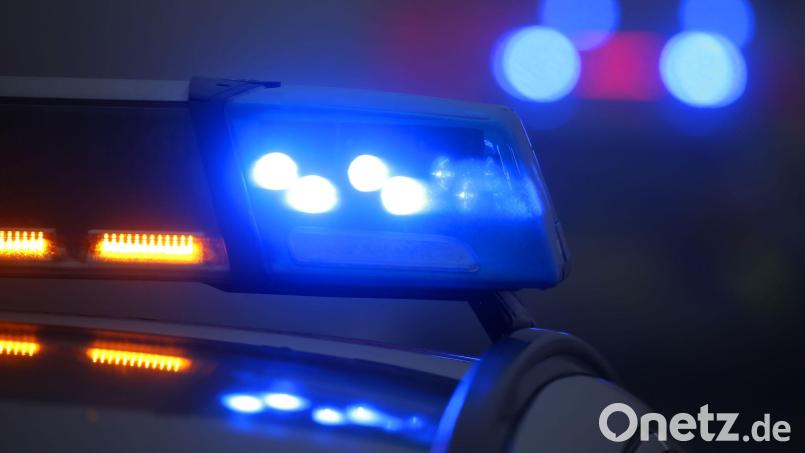 Ein 28-jähriger Autofahrer prallt bei Floß gegen einen Baum, der E-Call wird ausgelöst. Symbolbild: Karl-Josef Hildenbrand/dpa