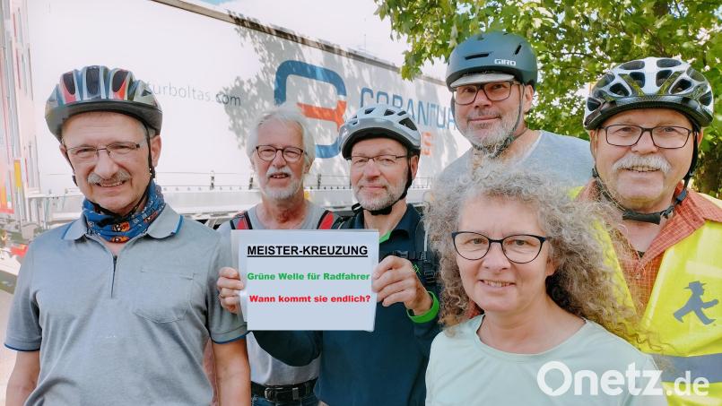 Sie waren unterwegs, um auf gefährliche Stellen für Fahrradfahrer hinzuweisen (von links):Rainer Koch, Dr. Thomas Steiner, Walter Spies, Klaus und Yvonne Rösel, Walter Gnan, Bild: Heinz-Ulrich Schmidt