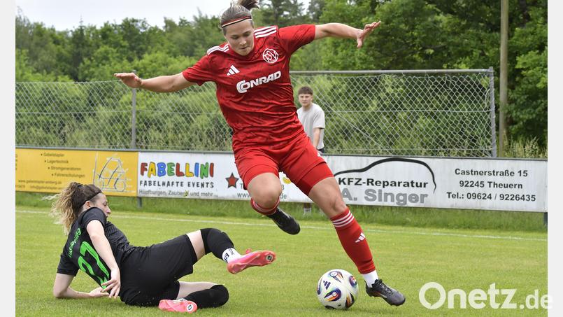 Da half auch dieser kraftvolle Einsatz nichts: Die Fußballfrauen des TSV Theuern (rote Trikots) verloren ihr Heimspiel gegen den TuS Bad Aibling mit 1:3. Bild: Hubert Ziegler