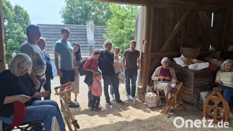 In den Museumshöfen waren Stationen aufgebaut, an denen die Besucher viel Wissenswertes über das Verarbeiten von Wolle erfuhren. Bild: jua