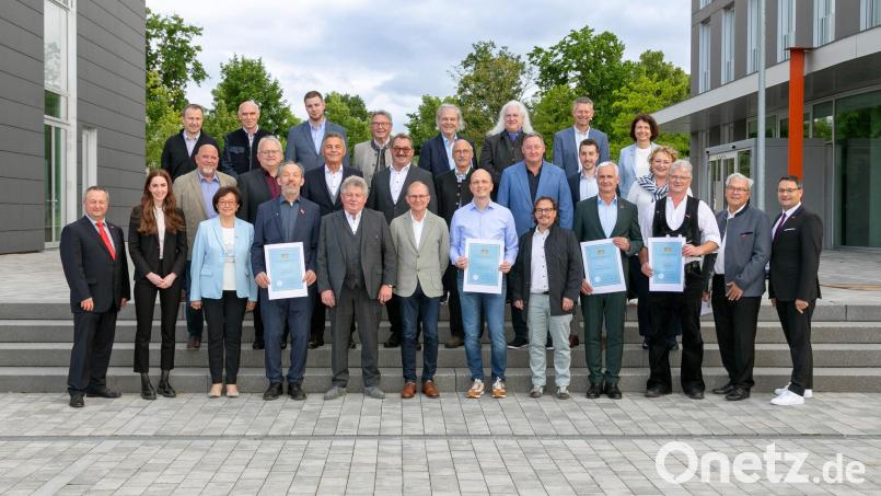 Die ausgezeichneten Ausbilder aus Niederbayern und der Oberpfalz mit Regierungsrätin Stephanie Huber (1. Reihe, 2.v.li.), dem HWK-Vizepräsidenten Christian Läpple (1. Reihe, 1.v.li.) und Gerhard Ulm (1. Reihe, 2.v.re.) sowie HWK-Geschäftsführer Alexander Stahl (1. Reihe, 1.v.re.). Bild: Fotostudio Daniel