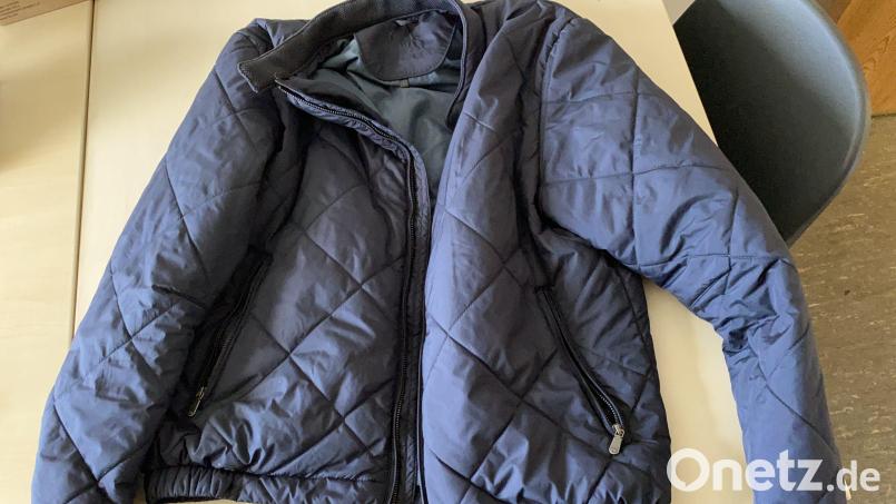 Nach einem Diebstahl auf der Kümmersbrucker Kirwa sucht die Polizei den Besitzer einer sichergestellten Jacke. Bild: Polizei Amberg/exb