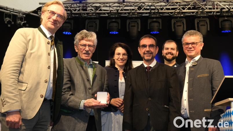 CSU-Fraktionsvorsitzender Klaus Holetschek (Dritter von rechts) überreichte Theo Männer (Zweiter von links) die Alois-Glück-Medaille. Dazu gratulierten MdL Alexander Flierl, MdB Martina Englhardt-Kopf, CSU-Ortsvorsitzender Thomas Straller und Bürgermeister Martin Birner (von links). Bild: Hirsch