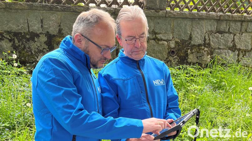 Mittels modernster Technik erfassen Wegepaten, wie hier in Waidhaus, die Wanderwege im Landkreis Neustadt/WN mit vielen Details digital. Bild: Landratsamt Neustadt/WN, exb