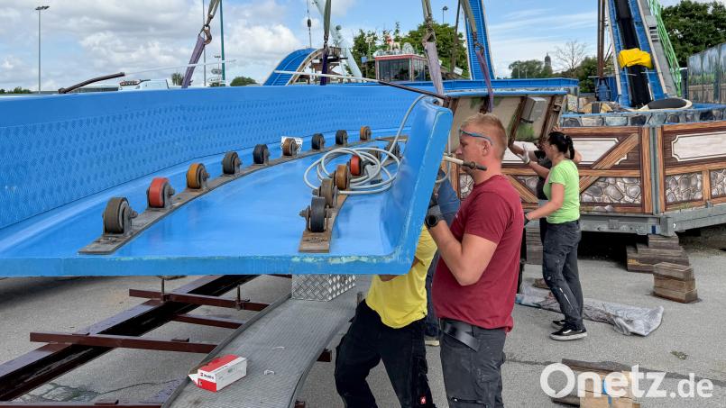Der Aufbau der Pfingstdult in Amberg hat begonnen. Die Wildwasserbahn ist in diesem Jahr eine Neuheit und die Krönung auf dem Dultplatz. Bild: Petra Hartl