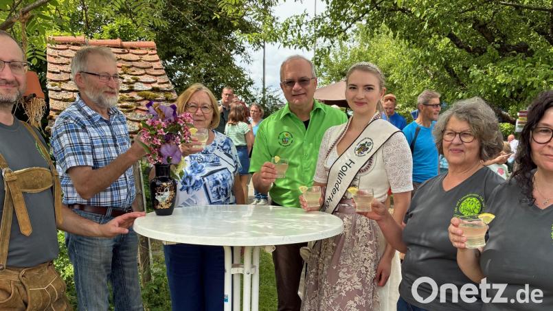 Holunderkönigin Barbara Hauer II machte nach der Landesgartenschau im Flosser Kreislehrgarten ihren ersten offiziellen Besuch. Bei einer Runde Hollergspritz&#039;n hießen die Flosser sie Willkommen. Bild: Fred Lehner