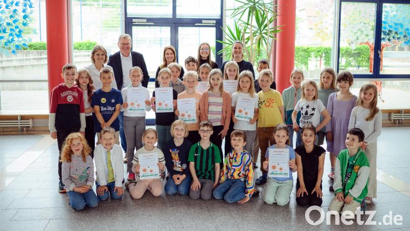 Die Klassensprecher der „Zu-Fuß-zur-Schule“-Gewinner-Klassen der Max-Josef-Grundschule Amberg mit ihren Urkunden und den Offiziellen im Hintergrund. Bild: Mariana Honcharenko/ZV KVS Oberpfalz