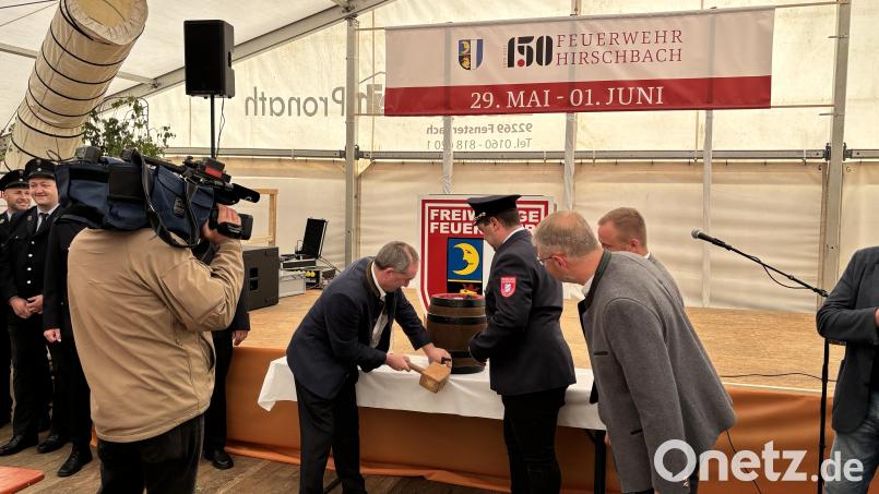 Bevor es für Aiwanger auf die Bühne ging, musste er ein Fass Bier anzapfen. Bild: lei