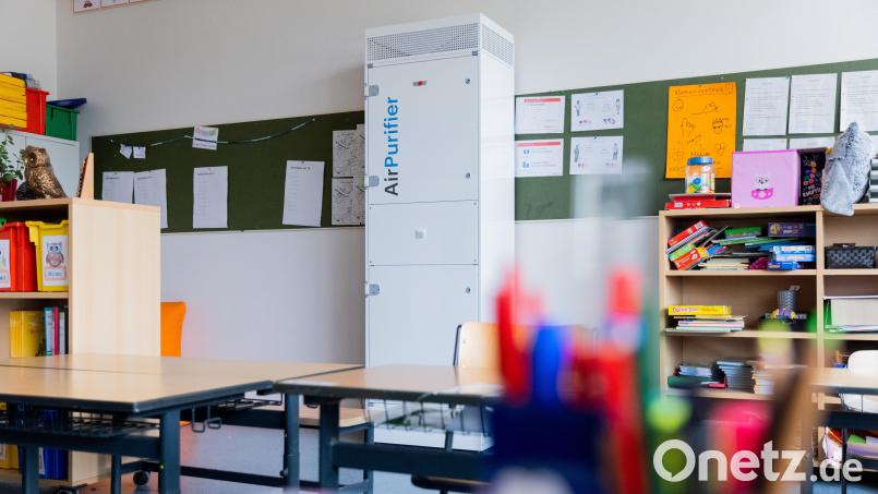 Luftfiltergeräte stehen in einem Klassenraum einer Schule. Symbolbild: Rolf Vennenbernd/dpa