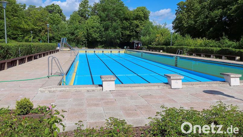 Bis zum Wochenende ist das Schwimmbecken auch mit Wasser gefüllt. Mitglieder des Förderkreises Freibad haben das 50 Meter lange Schwimmbecken mit blauer Farbe neu gestrichen. Bild: bsc