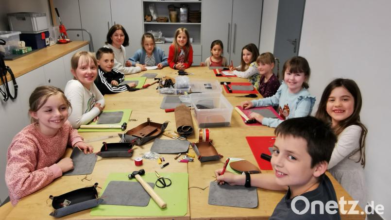 Museumspädagogisches Kinderprogramm mit Jeanette Ring im Museum Oberviechtach. Der Kurs &quot;Leder-Ablagetablett&quot; ist ausgebucht. Bild: Portner