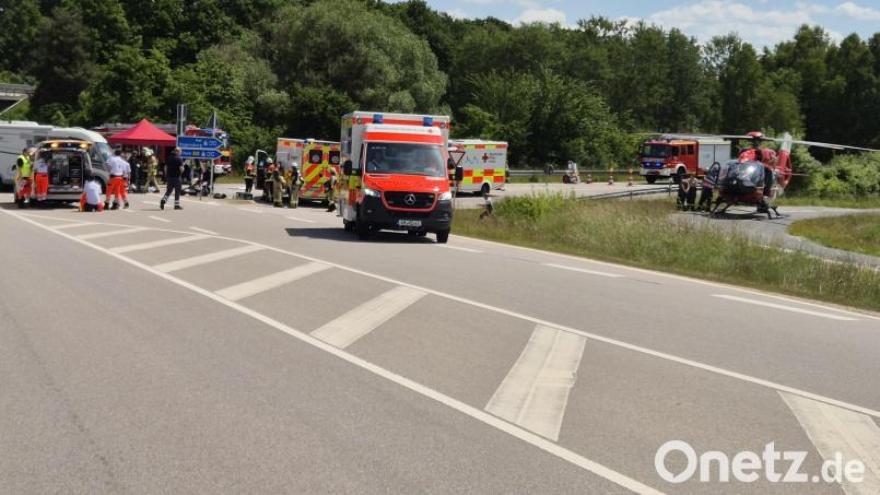 Bei einem Unfall an der Auffahrt zur Autobahn bei Fronberg (Stadt Schwandorf) ist am Samstag ein Mann getötet und eine Frau lebensgefährlich verletzt worden. Bild: Hösamer