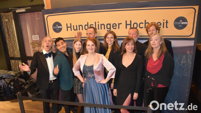 Christina Baumer (vorne, Mitte) mit ihrer Schauspielercrew bei der Filmpremiere im Cineplanet in Tirschenreuth. Gibt es vielleicht bald schon ein Wiedersehen am Set? Bild: Stonewood Film e.V.