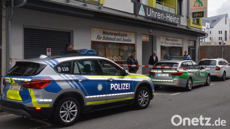 Am 2. September 2017 wurde das Uhren- und Schmuckgeschäft Heinz in der Ringstraße in Weiden überfallen. Die Polizei war schnell vor Ort, weil sie an diesem Tag Wahlkundgebungen in der Altstadt begleitete. Am Dienstag begann die Hauptverhandlung gegen den einzigen noch nicht verurteilten mutmaßlichen Täter. Bild: Kunz