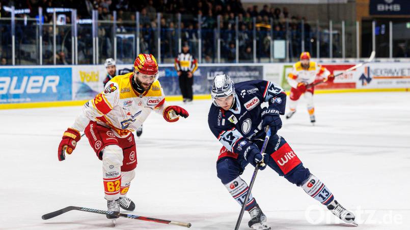 Constantin Vogt (rechts) stürmt auch kommende Saison für die Blue Devils Weiden. Bild: Werner Moller