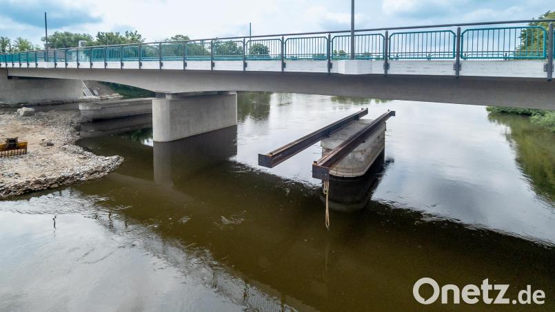 Die beiden noch stehenden Pfeiler der alten Naabbrücke werden bis zur Fluss-Sohle abgerissen. Bild: Hösamer