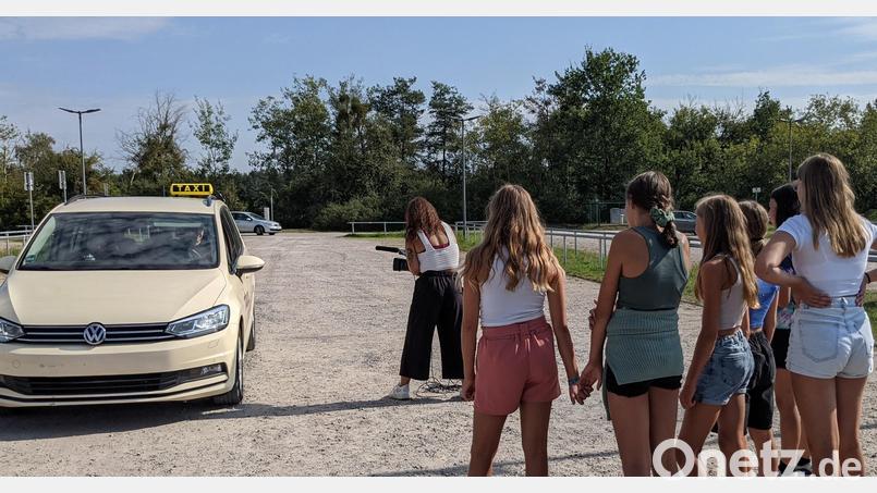 Der Kreisjugendring wirbt mit einem Imagefilm für das Projekt &quot;Fifty-Fifty-Taxi&quot;. Das Bild entstand bei den Drehaufnahmen. Bild: Susanne Ernst