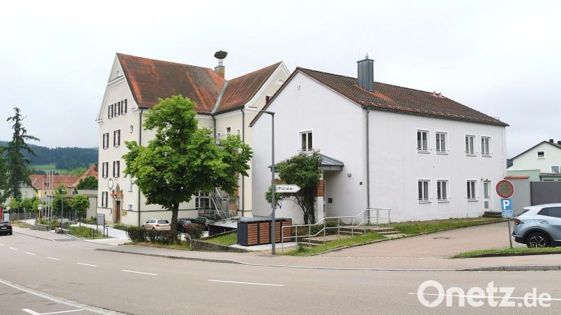 Die Regierung der Oberpfalz hat das frühere Gesundheitsamt in der Bezirksamtstraße Oberviechtach, zwischen VG-Geschäftsstelle und Polizeiinspektion, für Geflüchtete angemietet. Die Erstbelegung steht noch aus. Bild: Portner