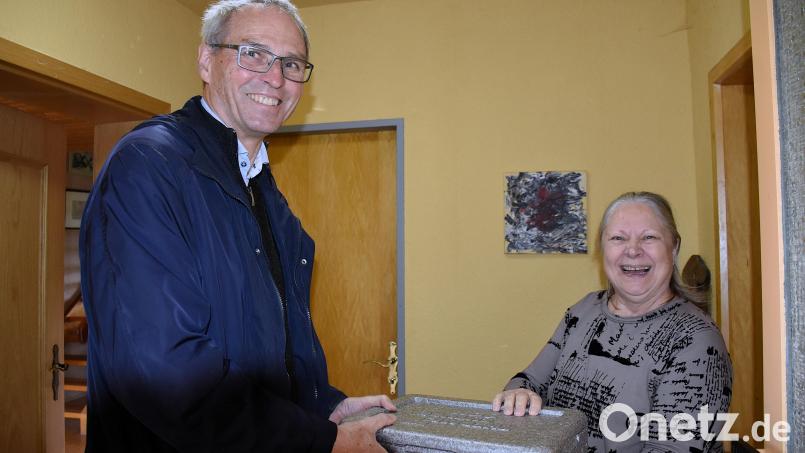 Manfred Hieber von der Nachbarschaftshilfe Bärnau bringt Marianne Schnurrer ihr tägliches Essen vorbei. Bild: ubb