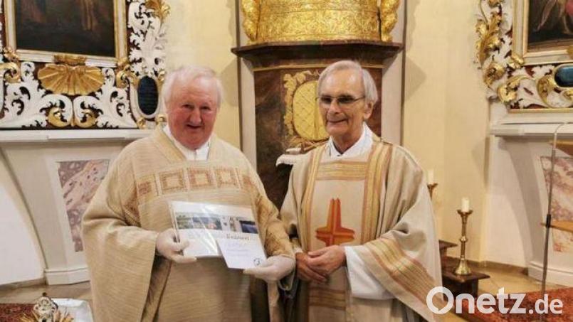 Pfarrer Herbert Zimmermann feierte 2019 mit einer Festmesse das Goldene Priesterjubiläum mit Pfarrer Erwin Bauer (links) in seiner Heimat Eslarn. Archivbild: gz