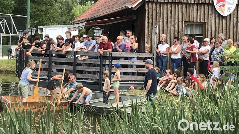 Die Zuschauer feuerten die Teilnehmer und Teilnehmerinnen beim beim Sautrogrennen im Gemeindeweiher kräftig an. Bild: mma