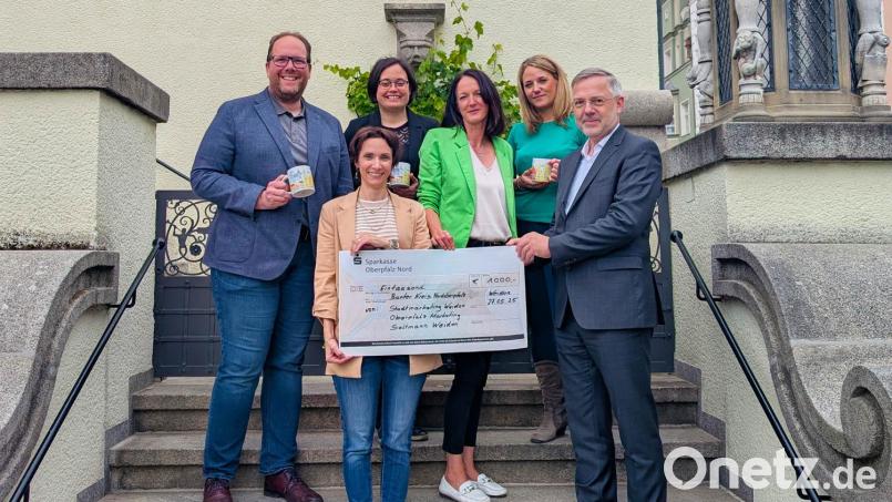 Übergabe der Spende in Höhe von 1000 Euro: Anja Schricker vom Bunten Kreis Nordoberpfalz und Michael Hoffmann, Vorstand der Kliniken Nordoberpfalz (vorne) halten den Scheck in den Händen. Weiter freuen sich Thomas Harmsen vom Oberpfalz Marketing (hinten, von links), Marlene Weiß vom Stadtmarketing Weiden, Grid Medinger vom Bunten Kreis sowie Tanja Ochantel (Seltmann Weiden). Bild: Stadtmarketing Weiden e. V.