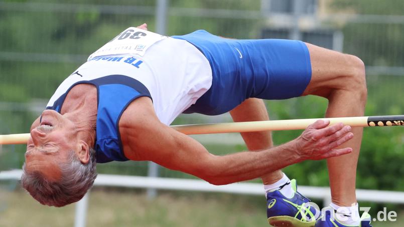 Manfred Ziegler vom TB Weiden hält in seiner Altersklasse alle Weltrekorde im Hochsprung. Bild: Theo Kiefner