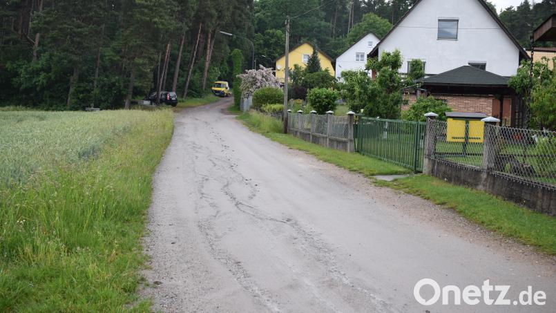 Der Ausbau der Ortsstraße &quot;Am Berg&quot; im Ortsteil Stullner Berg sorgt seit 50 Jahren für Anträge und Diskussionen. Geschehen ist bisher nur wenig. Bild: bnr