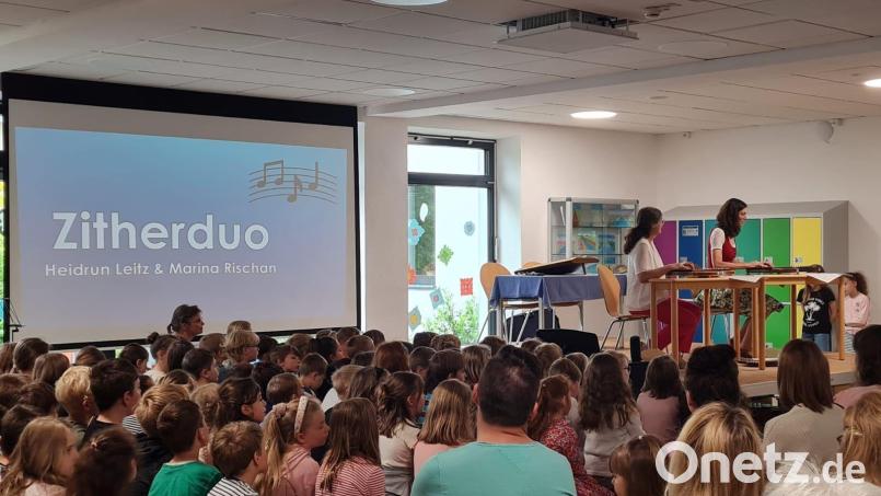 Schulleiterin Heidrun Leitz und Musikantin Marina Rischan (rechts) gaben am Musiktag der Grundschule in der Aula ein Zitherkonzert. Bild: gri