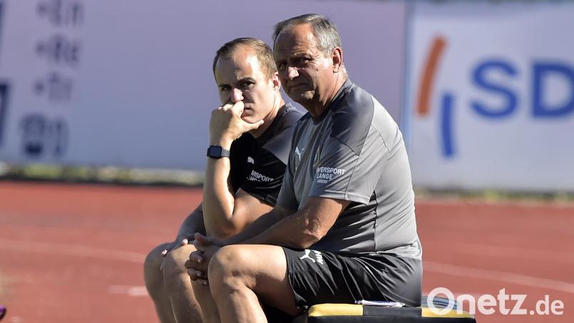 Karl Heinz Wagner (rechts/hier als Trainer des FC Amberg) wird Co-Trainer bei der DJK Ammerthal. Archivbild: Hubert Ziegler