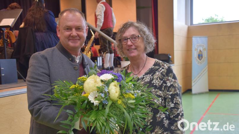 Mit Blumen und den besten Wünschen für den neuen Lebensabschnitt hat Bürgermeister Erich Meidinger die Verwaltungsleiterin Liane Kern in den Ruhestand verabschiedet. Bild: bö
