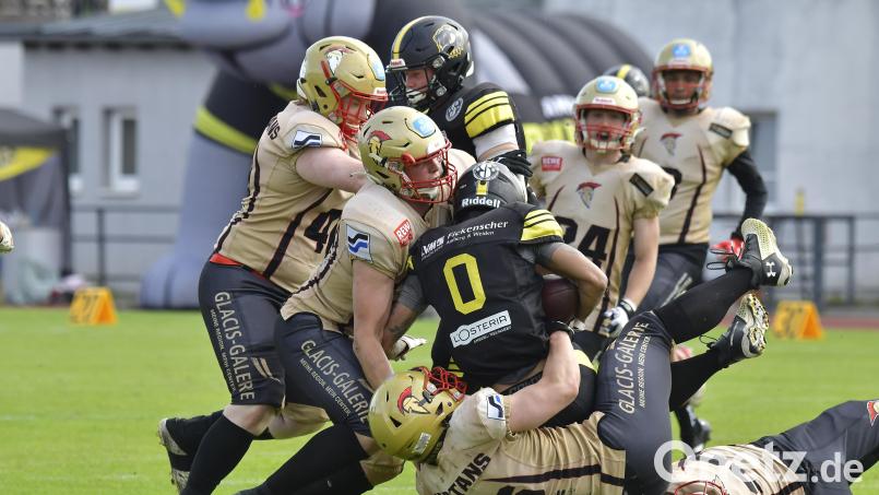 Mit den Neu-Ulm Spartans ist nicht zu spaßen. Das erfährt ein Spieler der Mad Bulldogs in dieser Szene am eigenen Leib. Bild: Hubert Ziegler