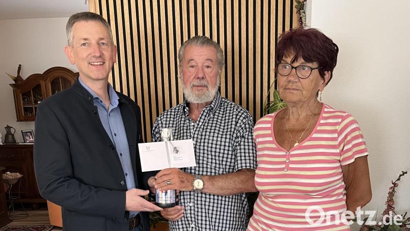 Die Begeisterung von Christa und Friedrich Bechert für Griechenland spürte auch Bürgermeister Albert Geitner (links), als er dem Jubilar zum 80. Geburtstag gratulierte. Bild: Regina Kießling