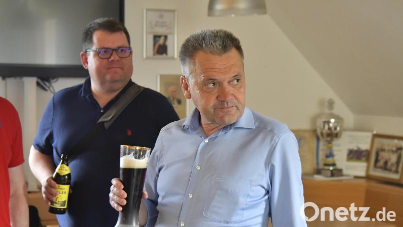 Beim Spiel zwischen Gebenbach und Unterhaching II half Manni Schwabl (rechts) nur noch ein kühles Bier. Bild: Hubert Ziegler