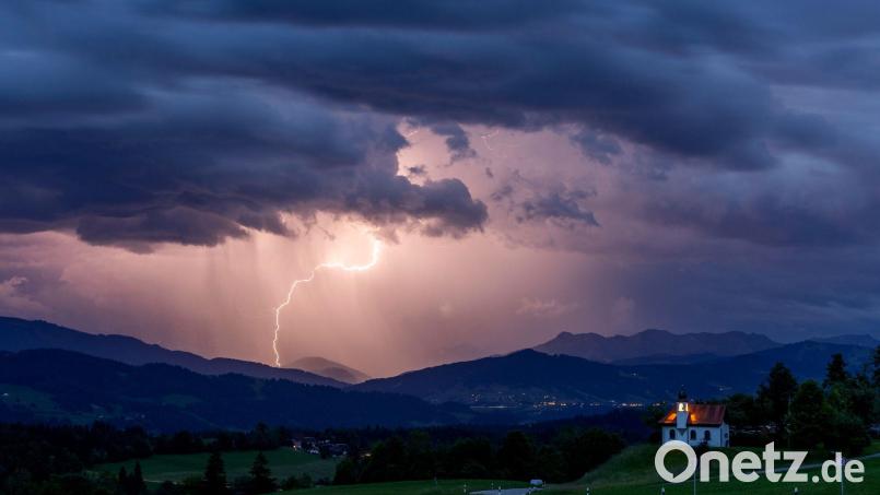 Im Süden Deutschlands sollen die Unwetter besonders heftig werden. (Archivbild) Bild: Jan Eifert/dpa
