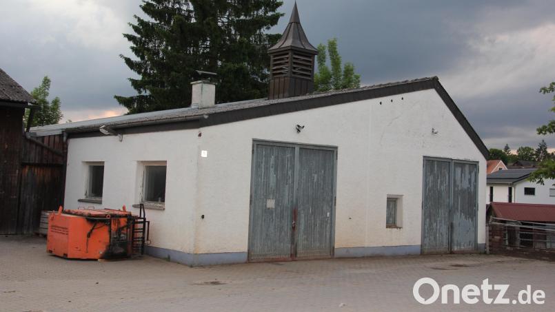 Dieses Gebäude am Bauhof, das abgerissen und durch ein neues ersetzt werden hätte sollen, ist aktuell auf Eis gelegt. Das Veraltungsgericht Regensburg hat die Baugenehmigung &quot;kassiert&quot;, so der Bürgermeister. Bild: kro