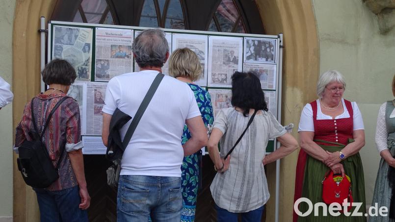 Eine große Tafel, aufgestellt am Rathaus, interessierte die Elvis-Fans besonders. Sie fanden dort Zeitungsartikel, die sich mit Presleys Besuch am 5. Februar 1960 in Hirschau beschäftigten. Bild: Houschka