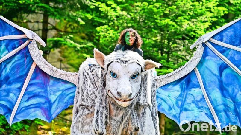 Schweben über die Felsenbühne im Fichtelgebirge: Leyla Bischoff als tapferer Held Atréju und der Glücksdrache Fuchur, gespielt von Martin Trippensee. Bild: Florian Miedl
