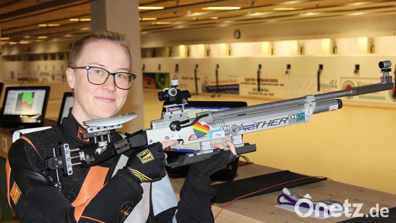 Sabrina Hößl ist ein Eigengewächs der SG Andreas Hofer Fuchsmühl. Die erfolgreiche Sportschützin darf sich nun auch Bezirksschützenkaiserin nennen – ein seltener Titel in der Region. Bild: wro