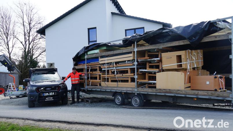 Alexander Kodlitz ist diesmal mit 20 elektrischen Pflegebetten samt medizinischer Matratzen und Tabletschränken in Richtung Ostukraine aufgebrochen. Bild: Humanitas in Centro